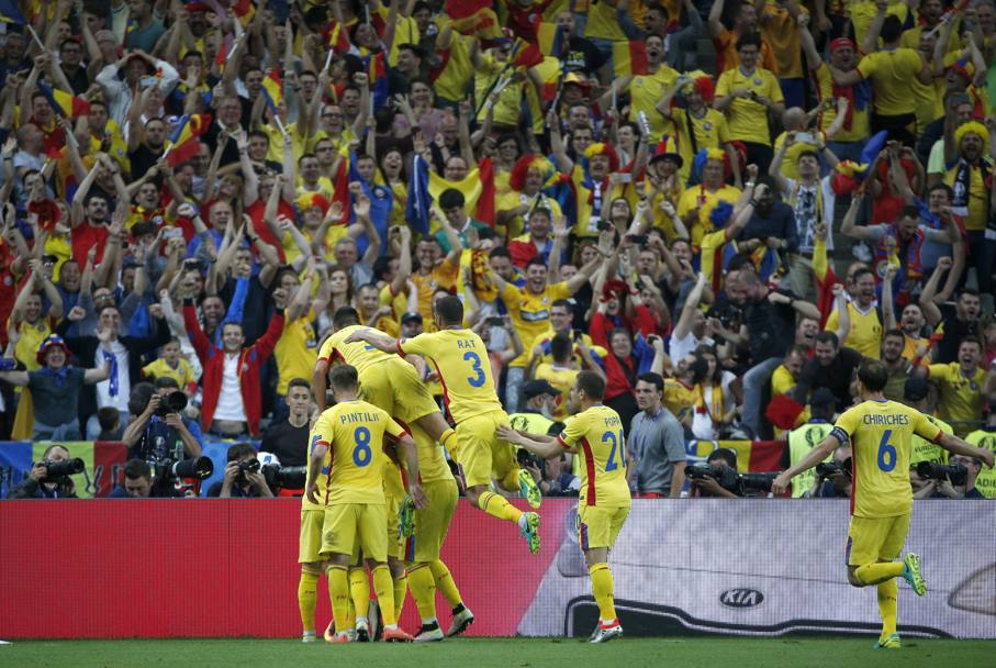 La festa dei romeni dopo il pari sotto gli occhi dei propri tifosi.